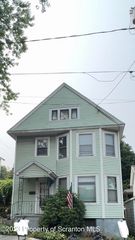 92 7th Ave, Carbondale, PA 18407
