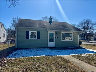 1021 Southlawn Dr, Mattoon, IL 61938