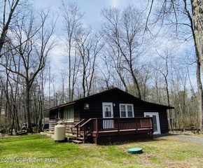 5122 Arrowhead Ln, East Stroudsburg, PA 18302