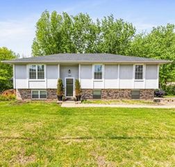 802 S  Woodbine Rd, Saint Joseph, MO 64507