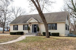 102 N  Main St, Tonganoxie, KS 66086