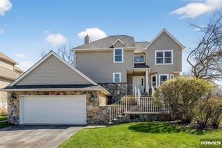 5 Witherwood Dr, Hamburg, NJ 07419