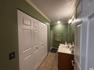 1709 Outer Park Dr, Leland Grove, IL 62704