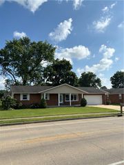 905 W  Evergreen Ave, Effingham, IL 62401