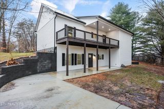 136 Log Ln, Jacksboro, TN 37757