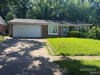 4350 Tanglebrook Dr, Florissant, MO 63033