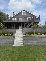 6298 Fonda Lake Dr, Brighton, MI 48116