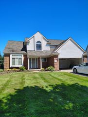 3140 Mulberry Ct, Wixom, MI 48393
