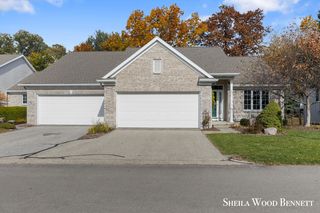 2111 Krislin Dr NE, Grand Rapids, MI 49505
