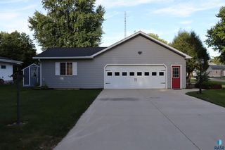 100 Hillside Ct, Russell, MN 56169