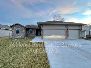 3920 W  Linwood St, Springfield, MO 65807