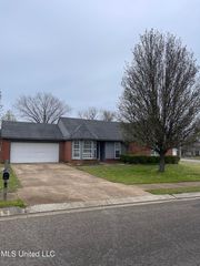 10254 Oak Leaf Dr, Olive Branch, MS 38654