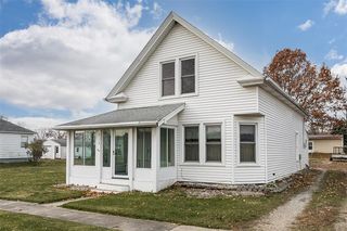 212 Dewey St, Norway, IA 52318