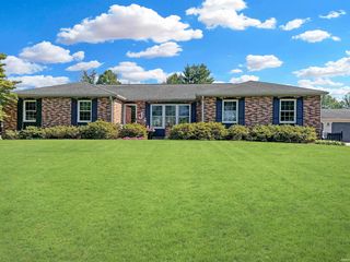 621 Agathon Dr, Evansville, IN 47712