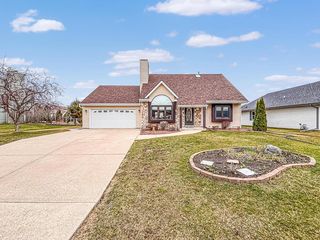 7236 S Hillendale DRIVE, Franklin, WI 53132