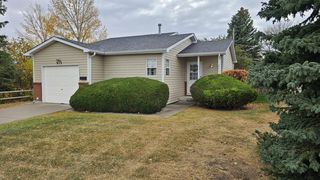 913 New Bedford Dr, Cheyenne, WY 82009