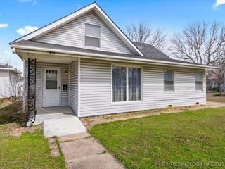 410 W  Davis Dr, Nowata, OK 74048
