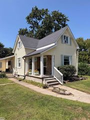 818 S  4th St, Marine City, MI 48039