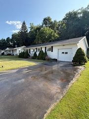 112 Oakridge Dr, Syracuse, NY 13209