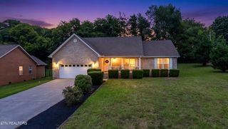 2802 Country Meadows Ln, Maryville, TN 37803