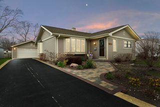 2408 Sigwalt St, Rolling Meadows, IL 60008