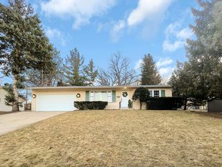 4413 Sussex Dr, McHenry, IL 60050
