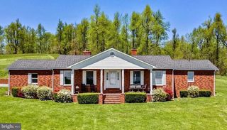60 Headwaters Rd, Chester Gap, VA 22623