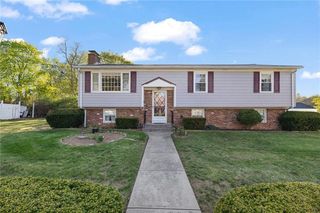 4 Country Dr, Smithfield, RI 02828