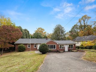 22 Greenbriar Rd, Black Mountain, NC 28711