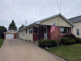 736 W  8th Ave, Oshkosh, WI 54902