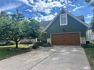 1129 SE 11th St, Lees Summit, MO 64081
