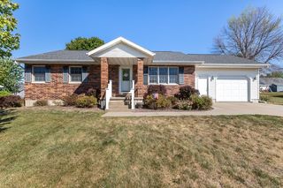 909 8th Ave SE, Cascade, IA 52033