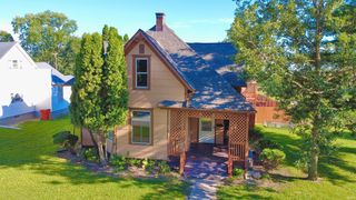 401 E  Main St, Chalmers, IN 47929