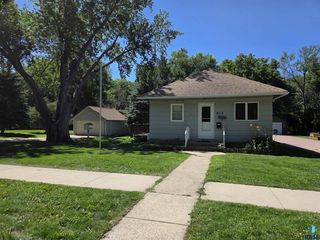 813 E  Center St, Madison, SD 57042
