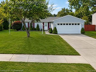1148 Meadowlark Dr, Waterford, MI 48327