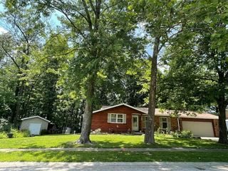 2114 Hidden Lake Ct, Charleston, IL 61920