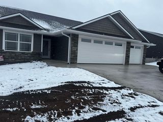 925 Red Oak St, Manchester, IA 52057