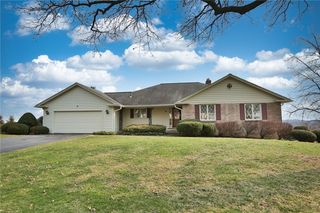 16 Old Farm Cir, Pittsford, NY 14534