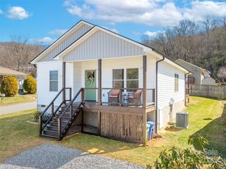 2 Half Moon Dr, Swannanoa, NC 28778