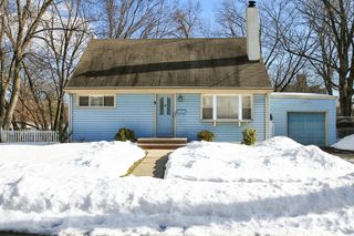22 Lakeview Ave, Saddle Brook, NJ 07663