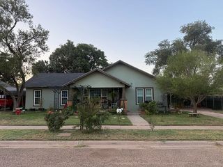 1916 N  3rd St, Tahoka, TX 79373