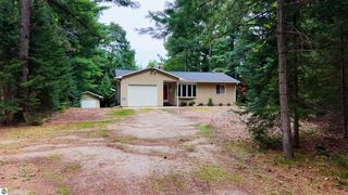 6136 Aarwood Rd NW, Rapid City, MI 49676