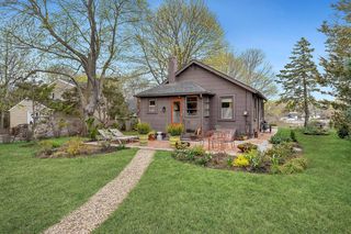 18 Canal St, Hampton Bays, NY 11946
