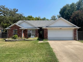 1021 Oakridge Dr, Denison, TX 75020