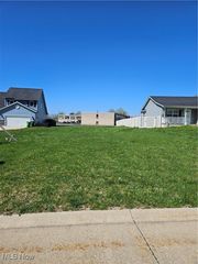 377 Hubbell Cir, Bedford, OH 44146