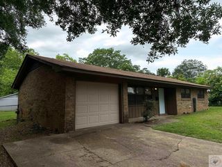 2 Holly Ln, Texarkana, TX 75503