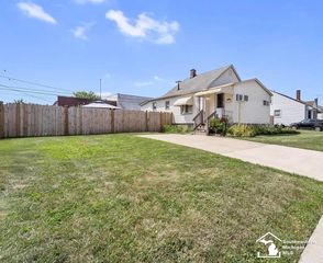 1727 Sycamore St, Wyandotte, MI 48192