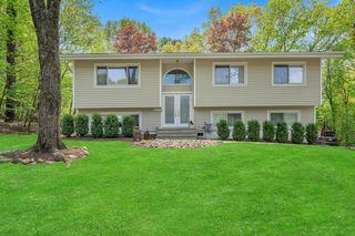 21 Dorchester Drive, Airmont, NY 10952