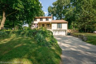 7660 Crestmore St, West Bloomfield, MI 48323