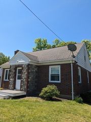 36 Prospect Ave, Dudley, MA 01571
